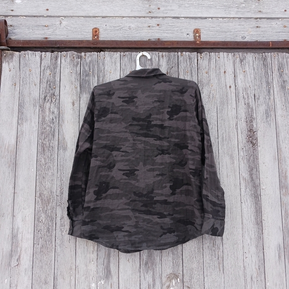 Sanctuary Womens Sz Large Tomboy Shirt Roll Sleeve Button Gray Camouflage - Picture 6 of 6